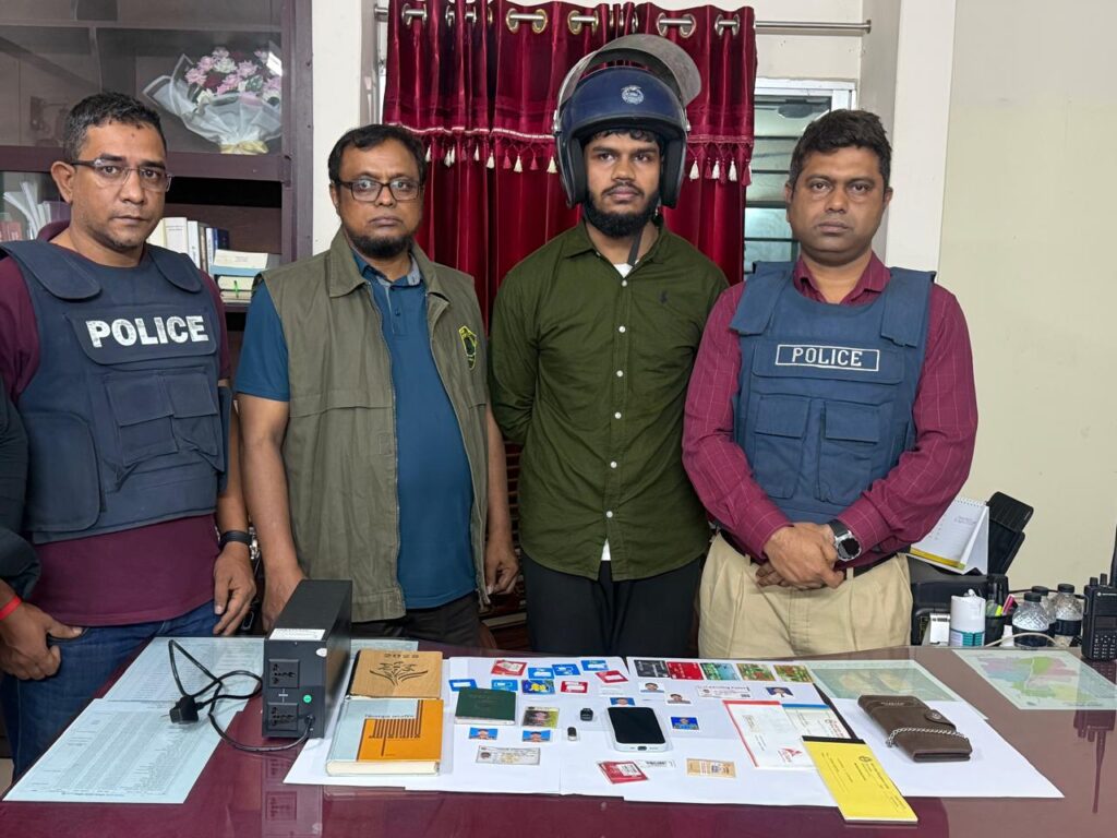 বড়লেখায় ভারতে পালিয়ে যাওয়ার সময় উগ্রবাদী সংগঠনের সদস্য গ্রেপ্তার