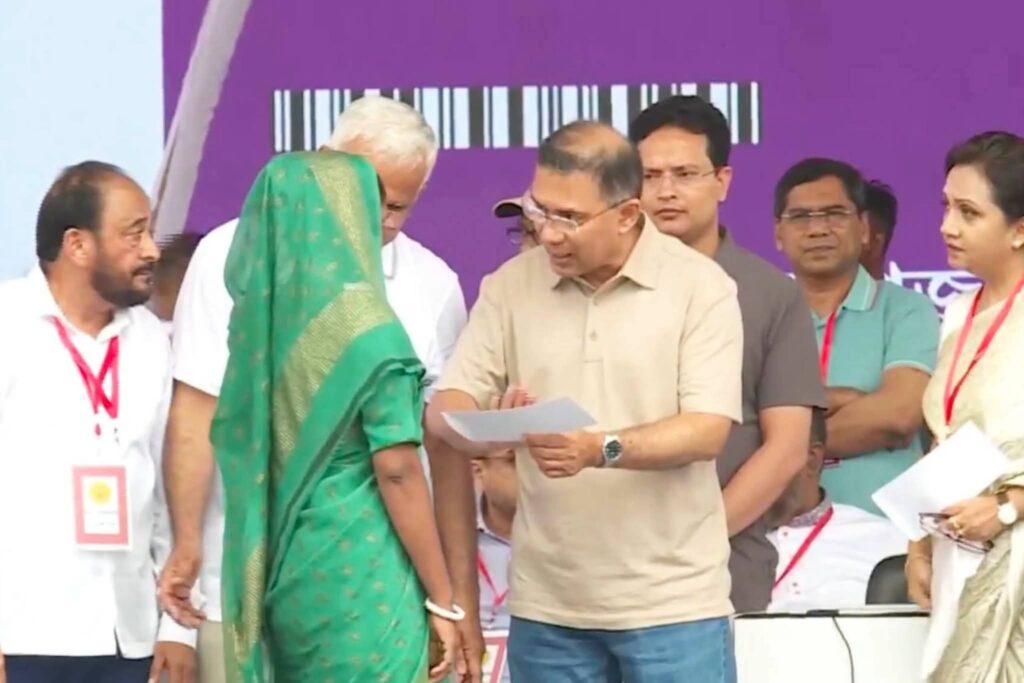 ঝিরিঝিরি বৃষ্টি উপেক্ষা করে শ্রীমঙ্গলে প্রধানমন্ত্রীর সমাবেশে জনস্রোত