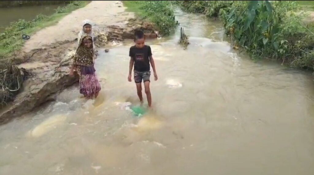 আবারও জাম্বুরাছড়া সড়কে ভাঙন, বিচ্ছিন্ন এলাকার মানুষের দুর্ভোগ