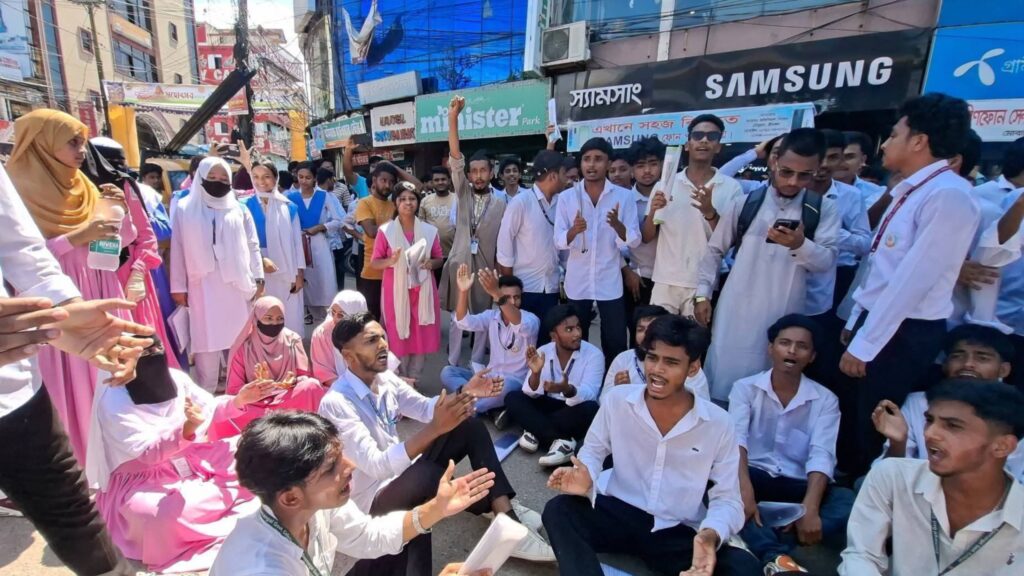 শিক্ষামন্ত্রীর পদত্যাগের দাবিতে শ্রীমঙ্গলে সাধারণ শিক্ষার্থীদের অবস্থান কর্মসূচি