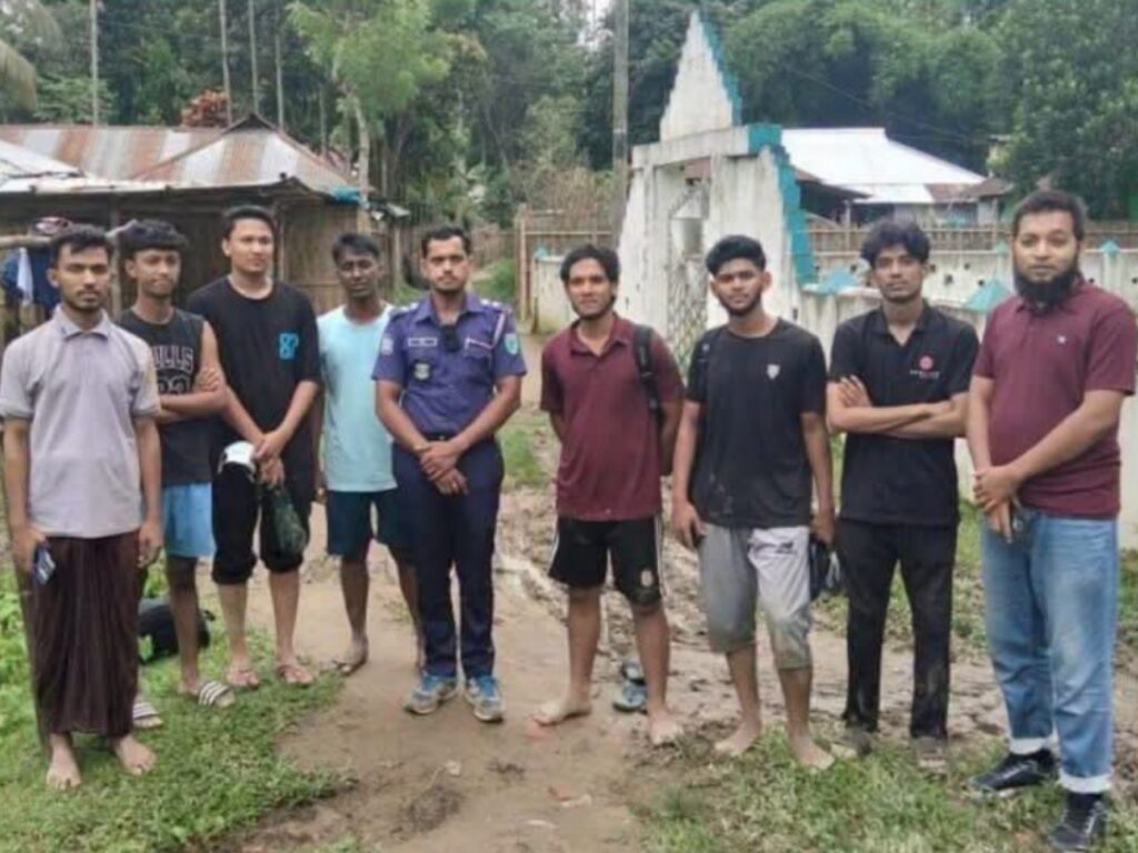 হামহাম জলপ্রপাতে আটকে পড়া ১০ পর্যটক উদ্ধার